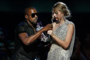 Foto Kanye West Mengambil Mic dari Taylor Swift di MTV VMA's 2009