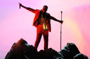 Foto Kanye West Saat Live Membawa Lagu MBDTF